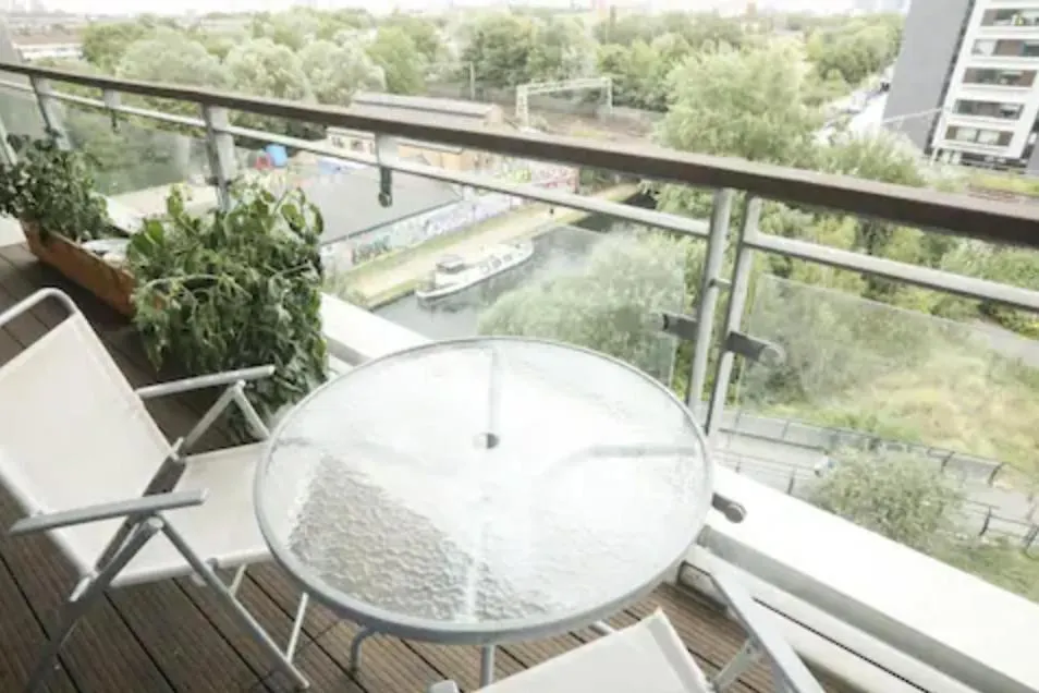 Bedroom & Dedicated Workspace In Spacious Flat London United Kingdom