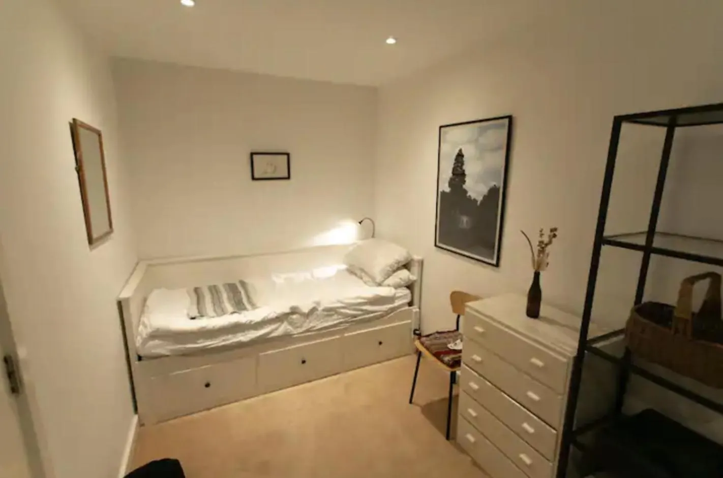 Bedroom & Dedicated Workspace In Spacious Flat London
