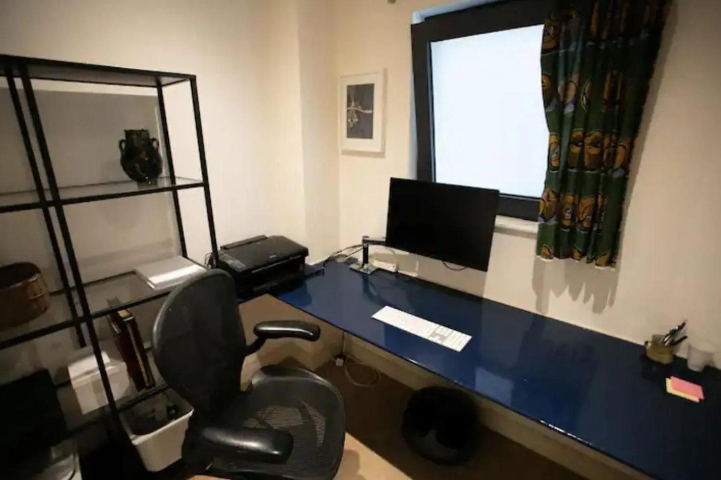Bedroom & Dedicated Workspace In Spacious Flat London Homestay